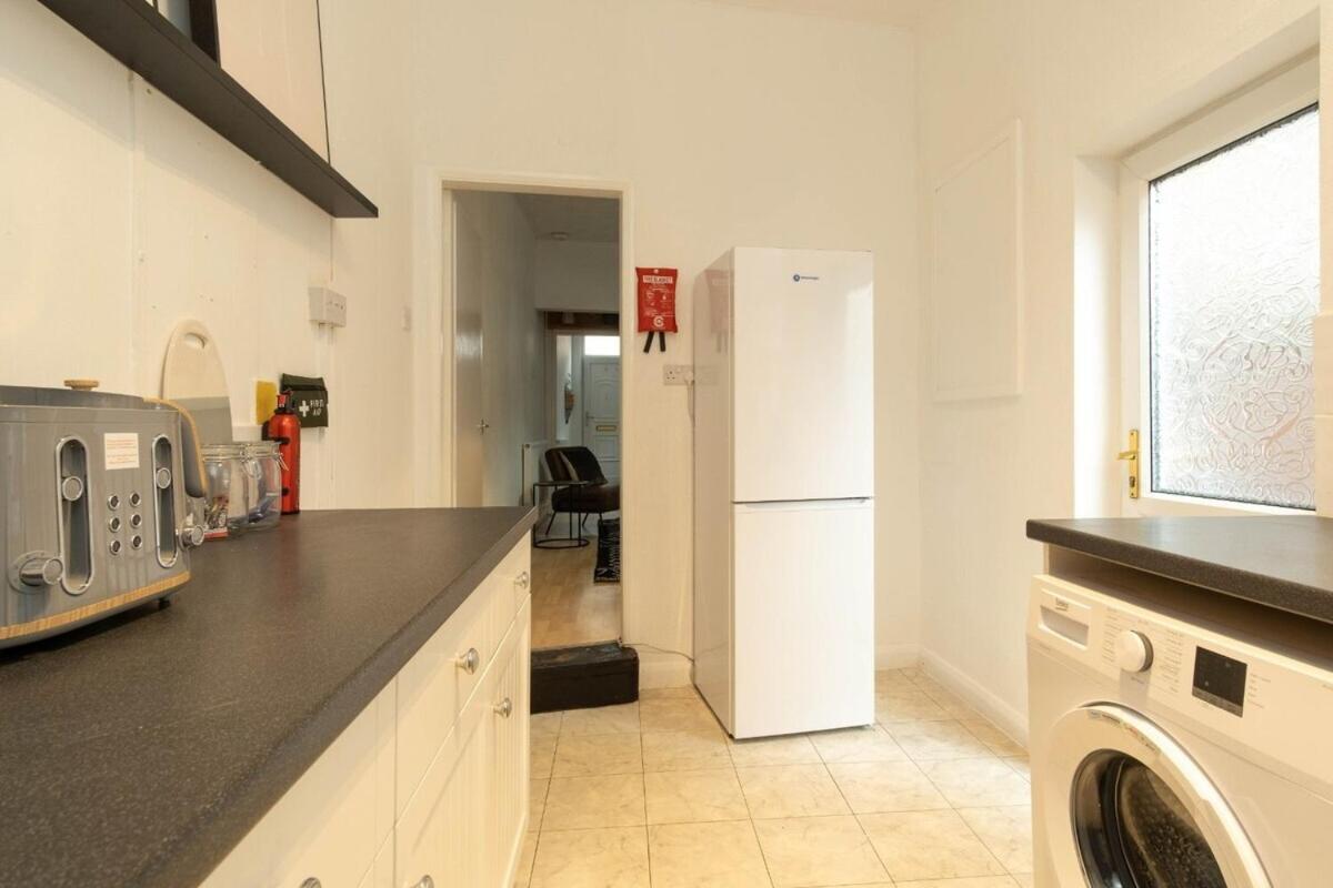 2 Bedroom Apartment By Littlepiggyrentals Short Lets & Serviced Accommodation Leicester With Wi-Fi, Free Parking & Outdoor Area エクステリア 写真