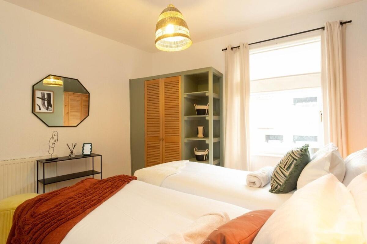 2 Bedroom Apartment By Littlepiggyrentals Short Lets & Serviced Accommodation Leicester With Wi-Fi, Free Parking & Outdoor Area エクステリア 写真